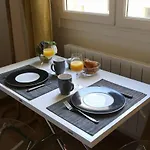 Designer Flat, Steps From Place Des Vosges, Le Marais * Parijs